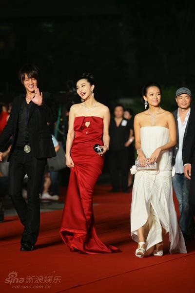 Phạm Băng Băng và Chương Tử Di trong buổi ra mắt bộ phim hợp tác chung giữa họ "Phi thường hoàn mỹ" tại thủ đô Bắc Kinh năm 2009. Ảnh. Sina.